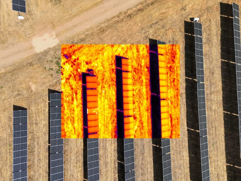 Vista térmica de módulos solares con un punto caliente identificado